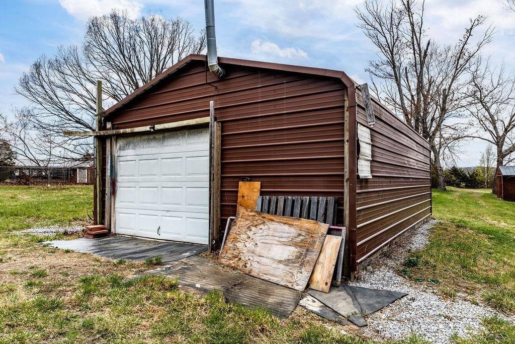 696 Indian Mound Rd, Staunton, VA 24401