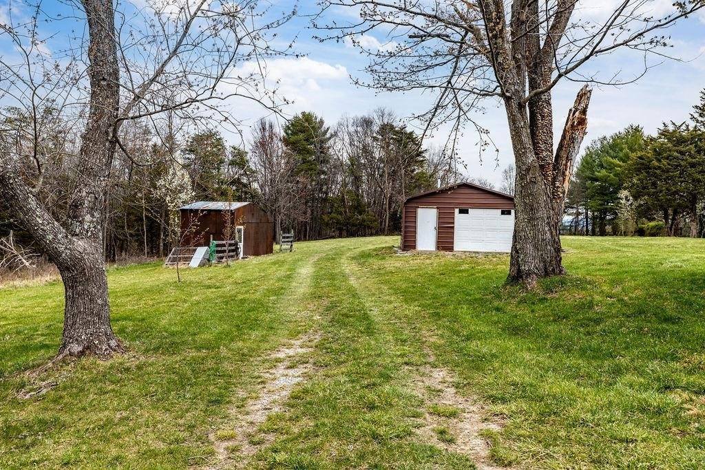 696 Indian Mound Rd, Staunton, VA 24401