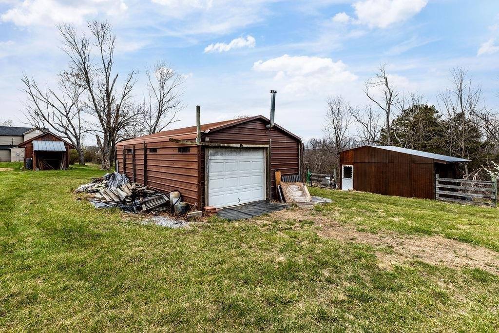 696 Indian Mound Rd, Staunton, VA 24401