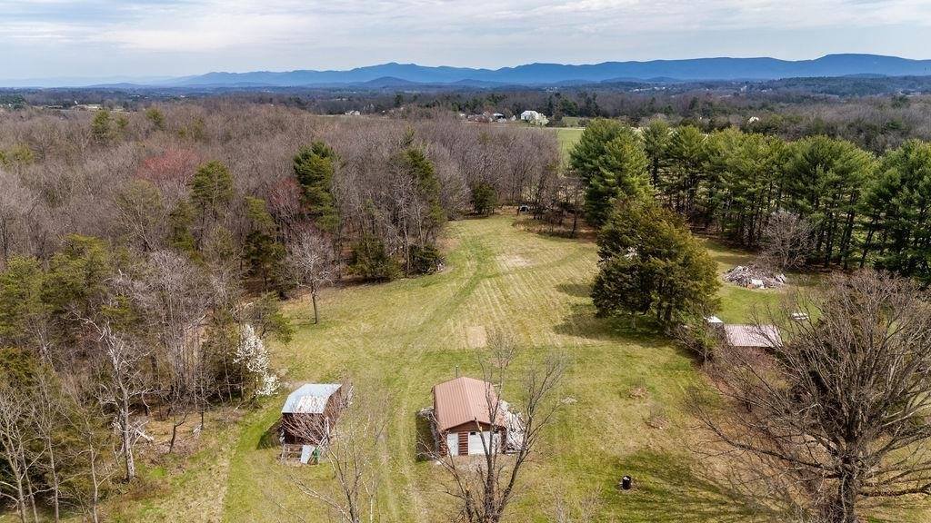 696 Indian Mound Rd, Staunton, VA 24401