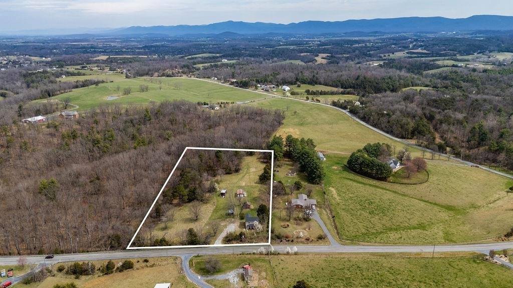 696 Indian Mound Rd, Staunton, VA 24401