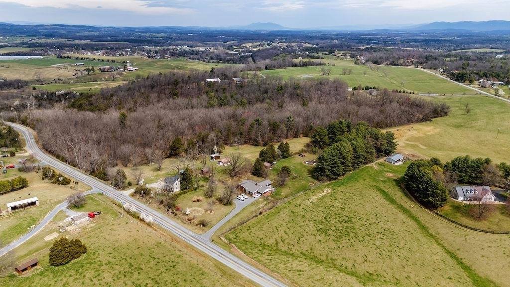 696 Indian Mound Rd, Staunton, VA 24401