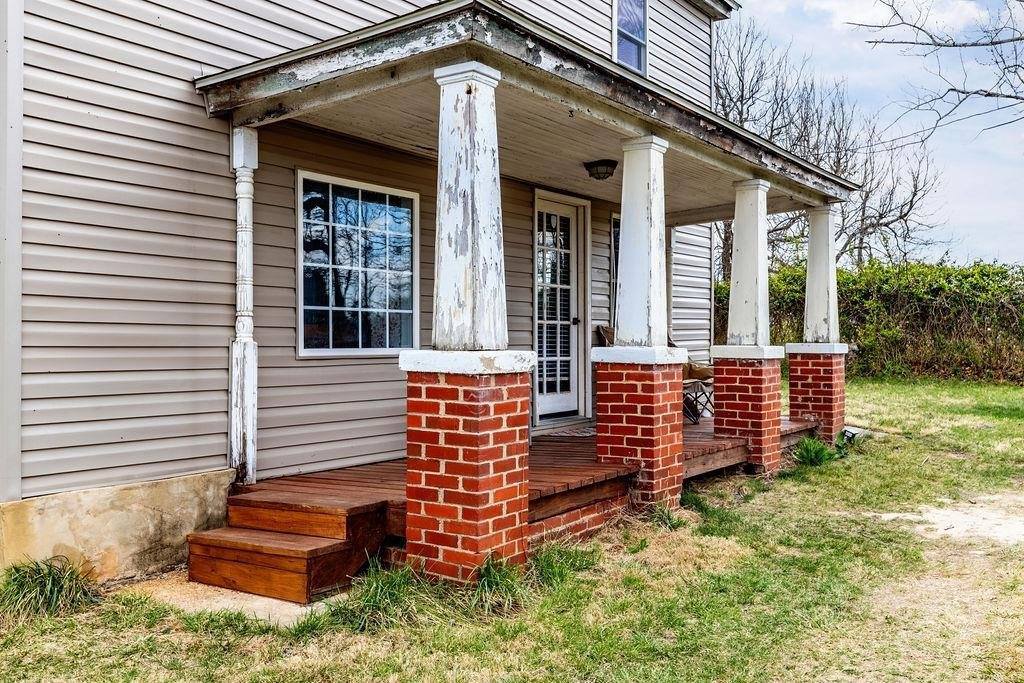 696 Indian Mound Rd, Staunton, VA 24401