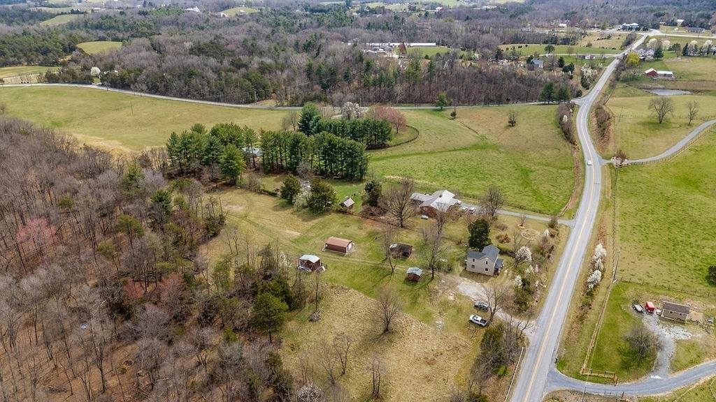 696 Indian Mound Rd, Staunton, VA 24401