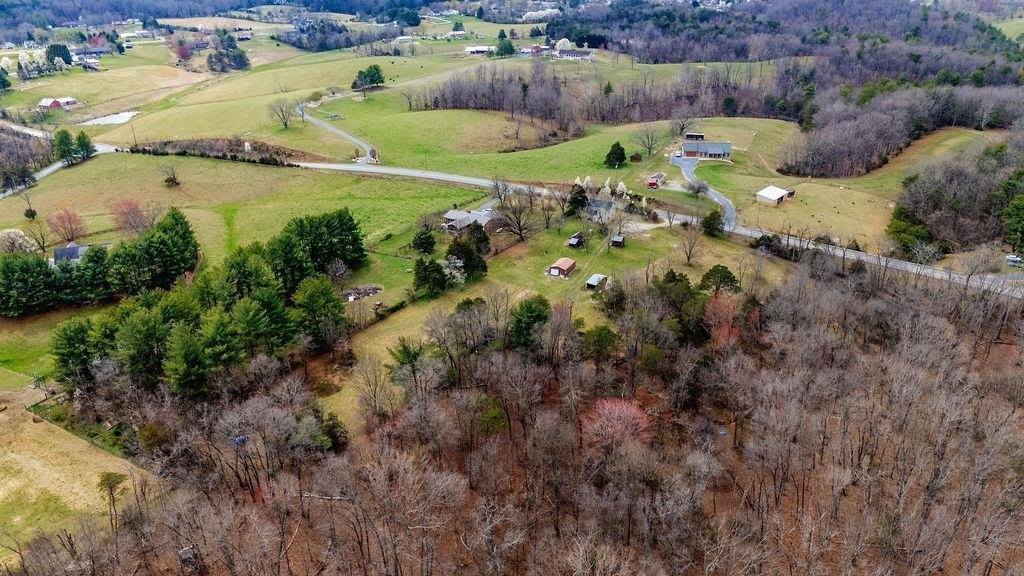 696 Indian Mound Rd, Staunton, VA 24401
