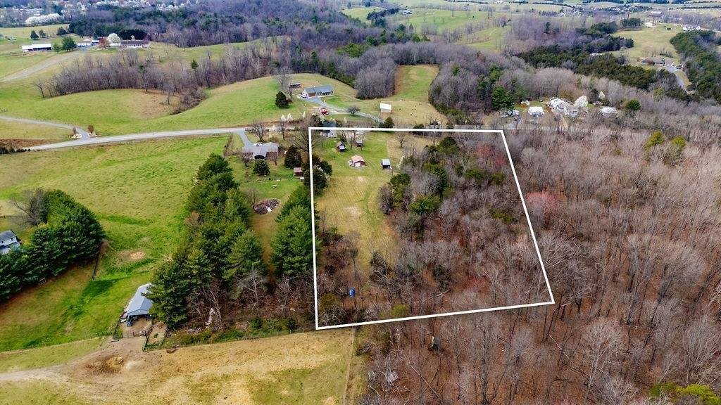 696 Indian Mound Rd, Staunton, VA 24401