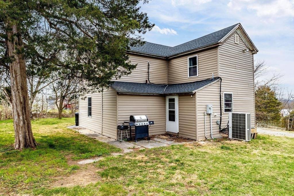696 Indian Mound Rd, Staunton, VA 24401