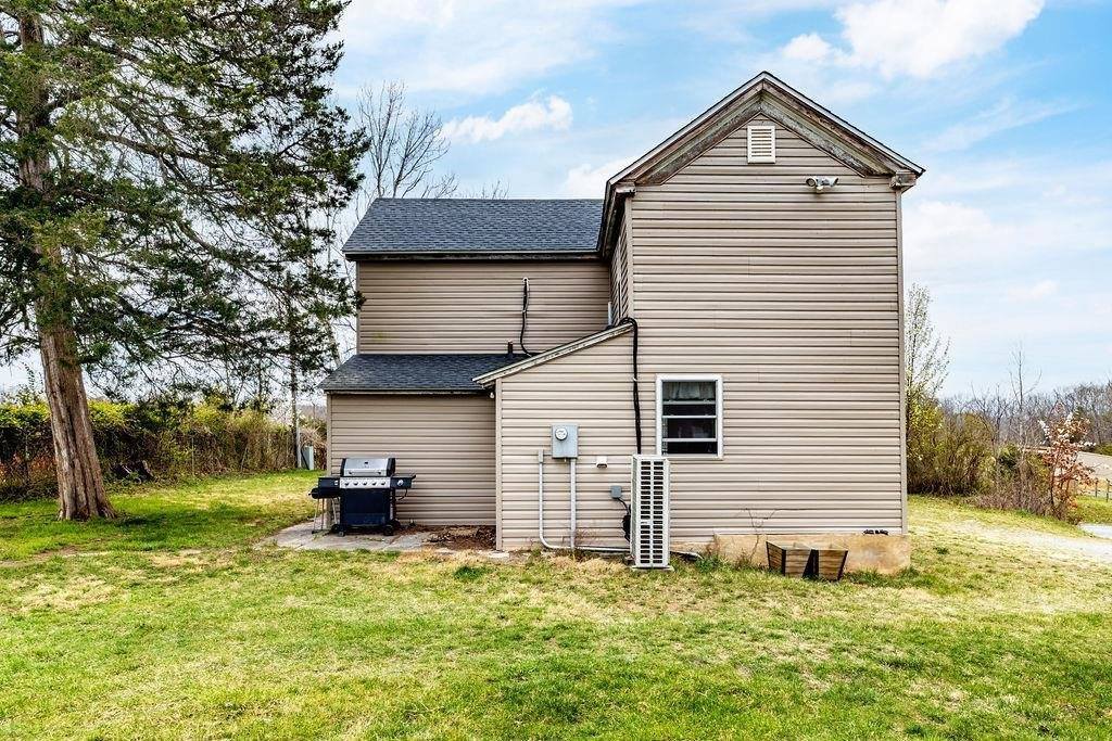 696 Indian Mound Rd, Staunton, VA 24401
