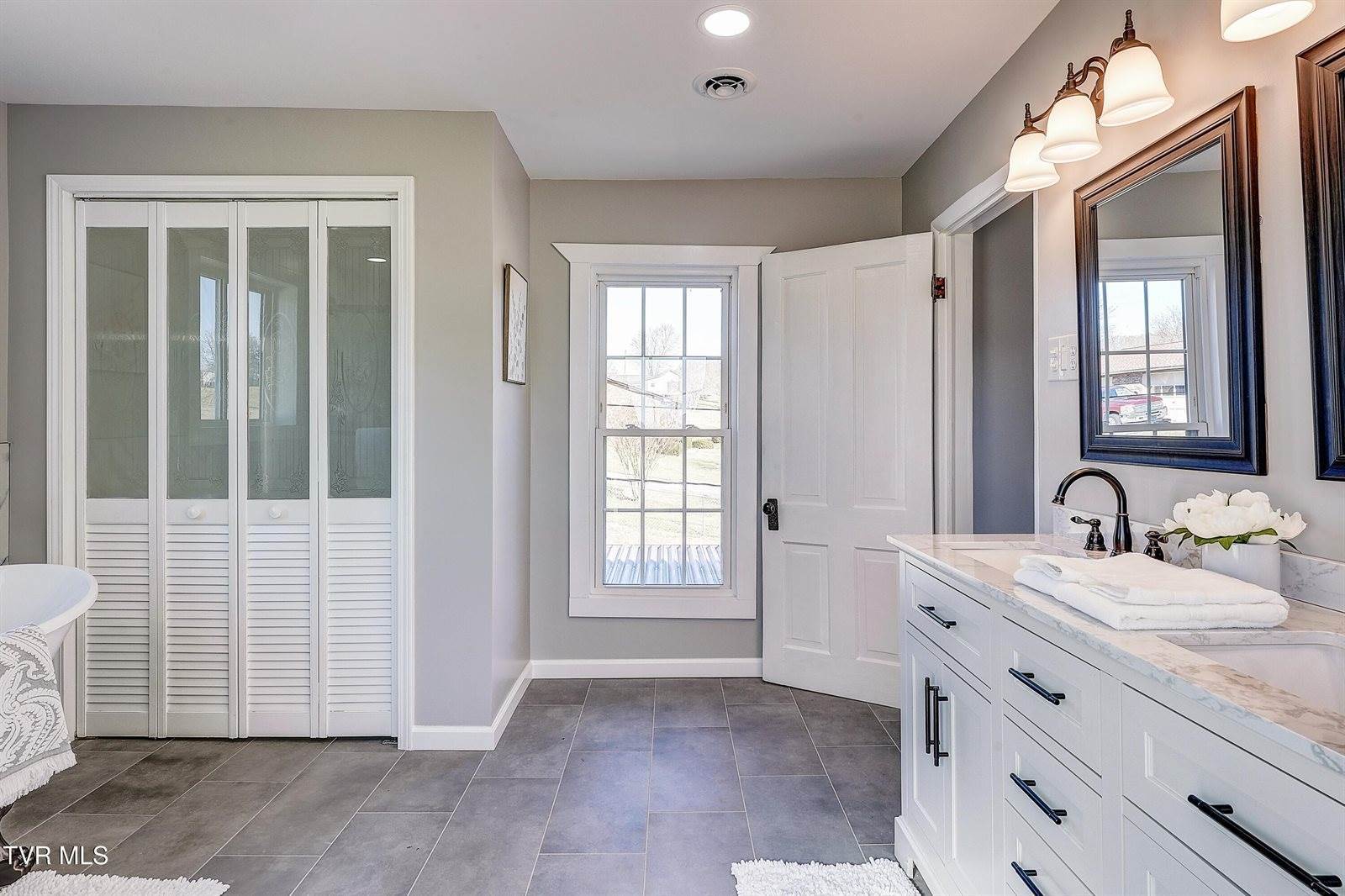 565 Droke Lane Lane, Blountville, TN 37617