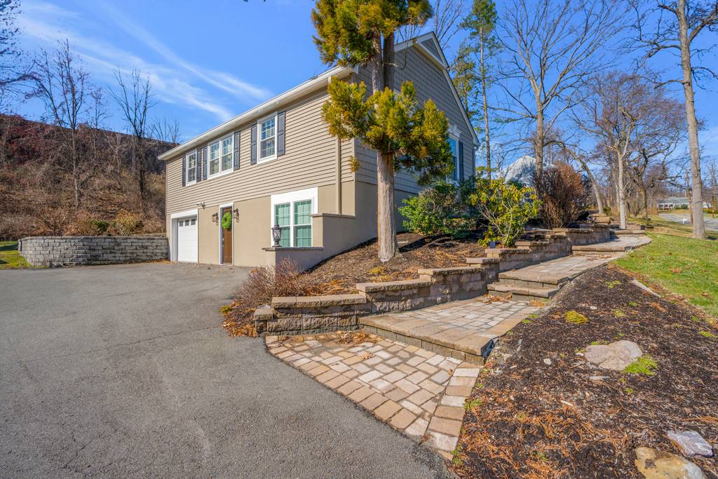 10 Powder Horn Dr, Morris Township, NJ 07960