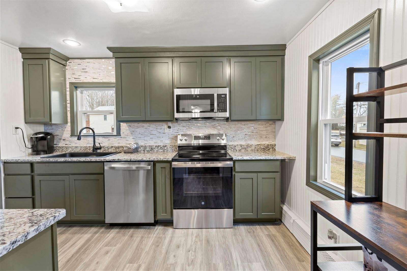 17 Wheelden Heights, Hampden, ME 04444