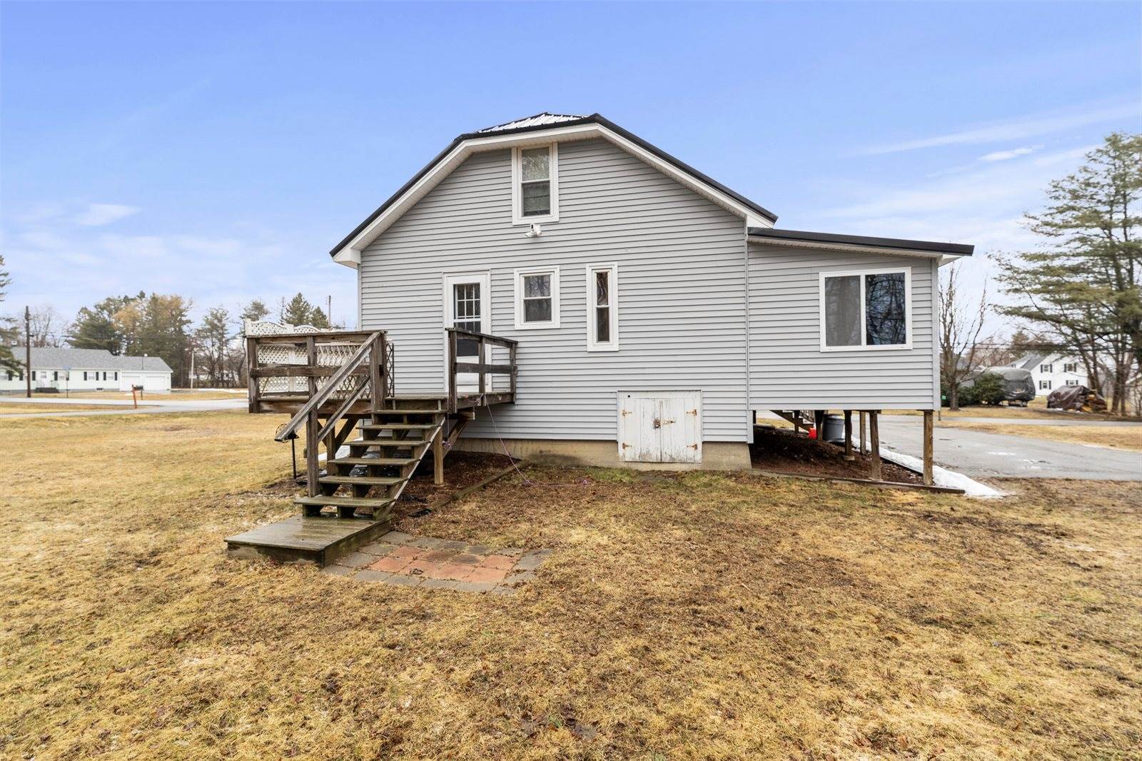 17 Wheelden Heights, Hampden, ME 04444