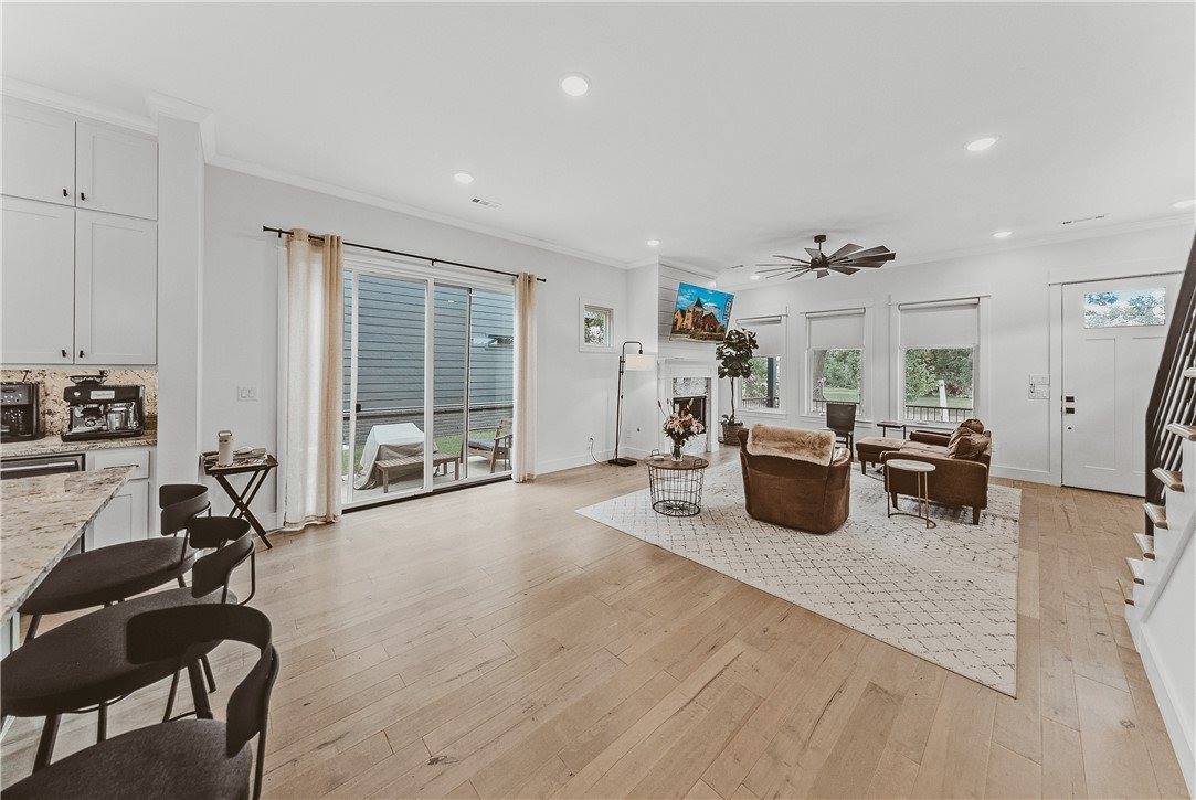 1019 North Main Street, Bentonville, AR 72712