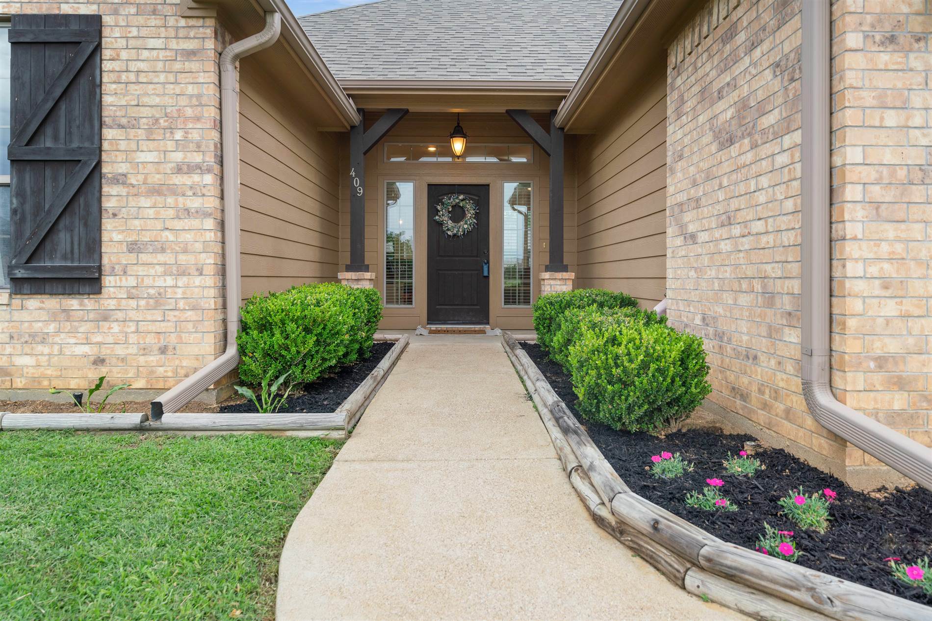 409 Harrell Dr., Chandler, TX 75758