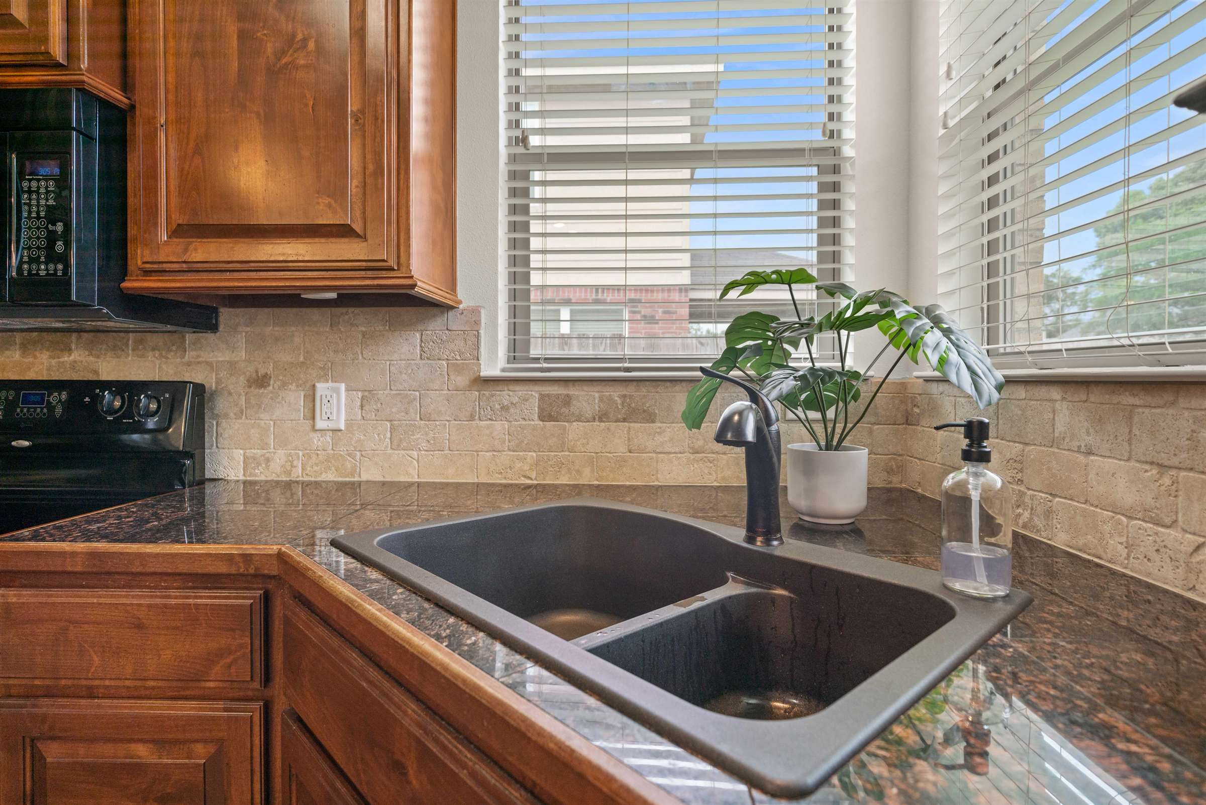 409 Harrell Dr., Chandler, TX 75758