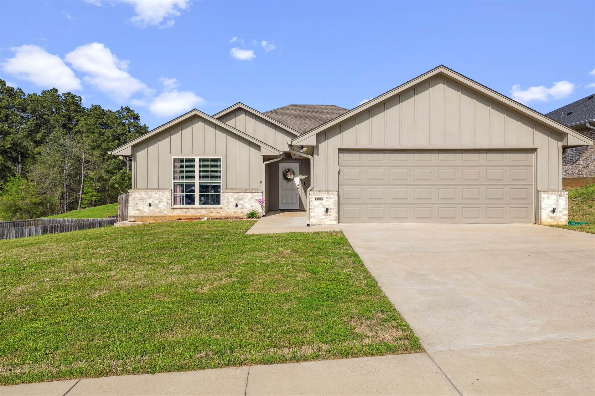 19889 Meadow West Ln, Flint, TX 75762