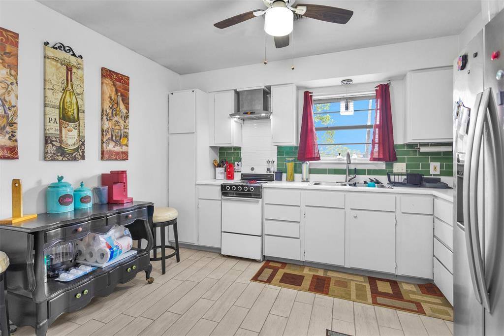 205 South Hood Street, Alvin, TX 77511