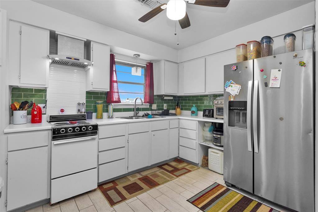 205 South Hood Street, Alvin, TX 77511