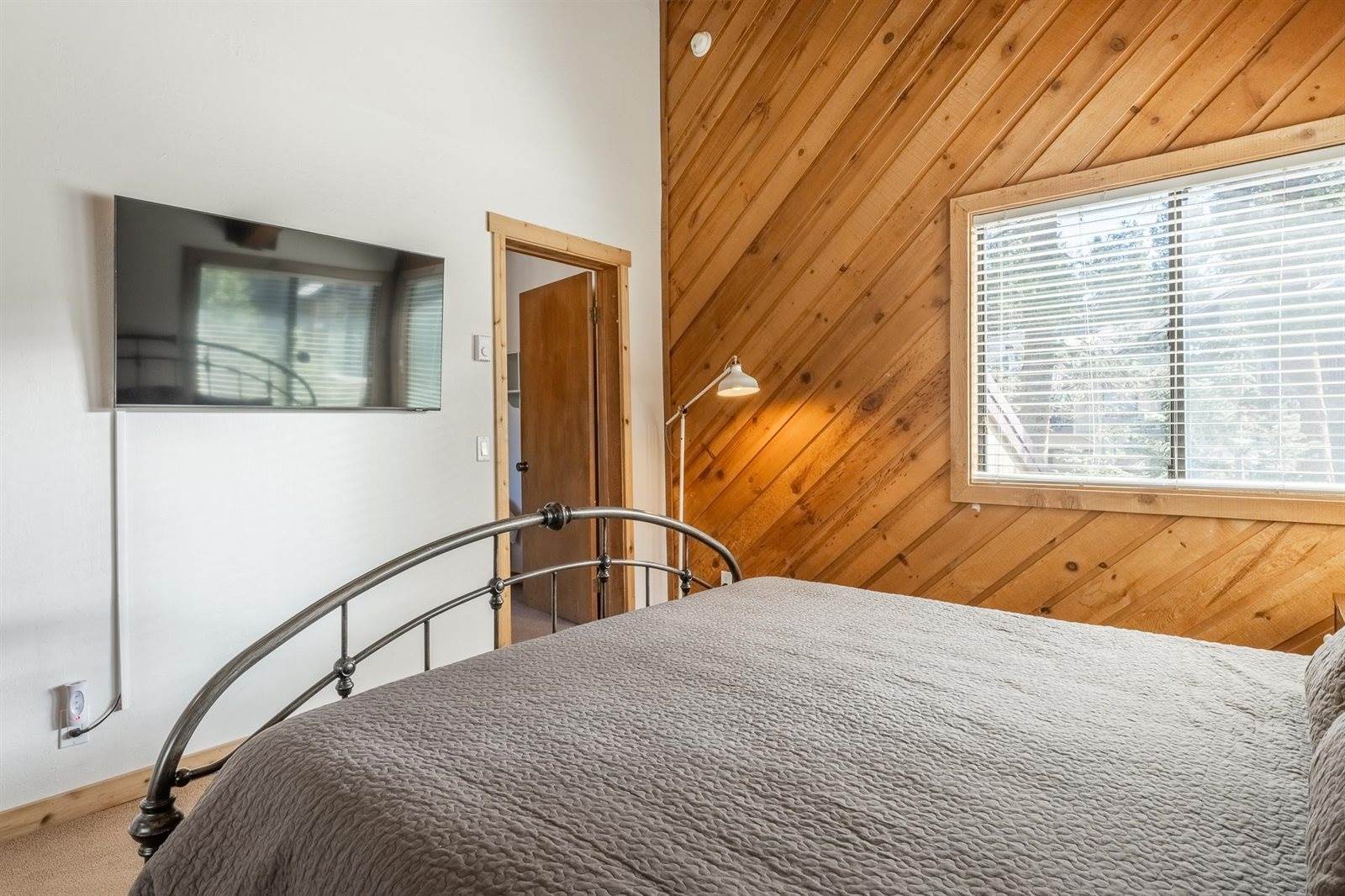 273 Rainbow Lane, Mammoth Lakes, CA 93546