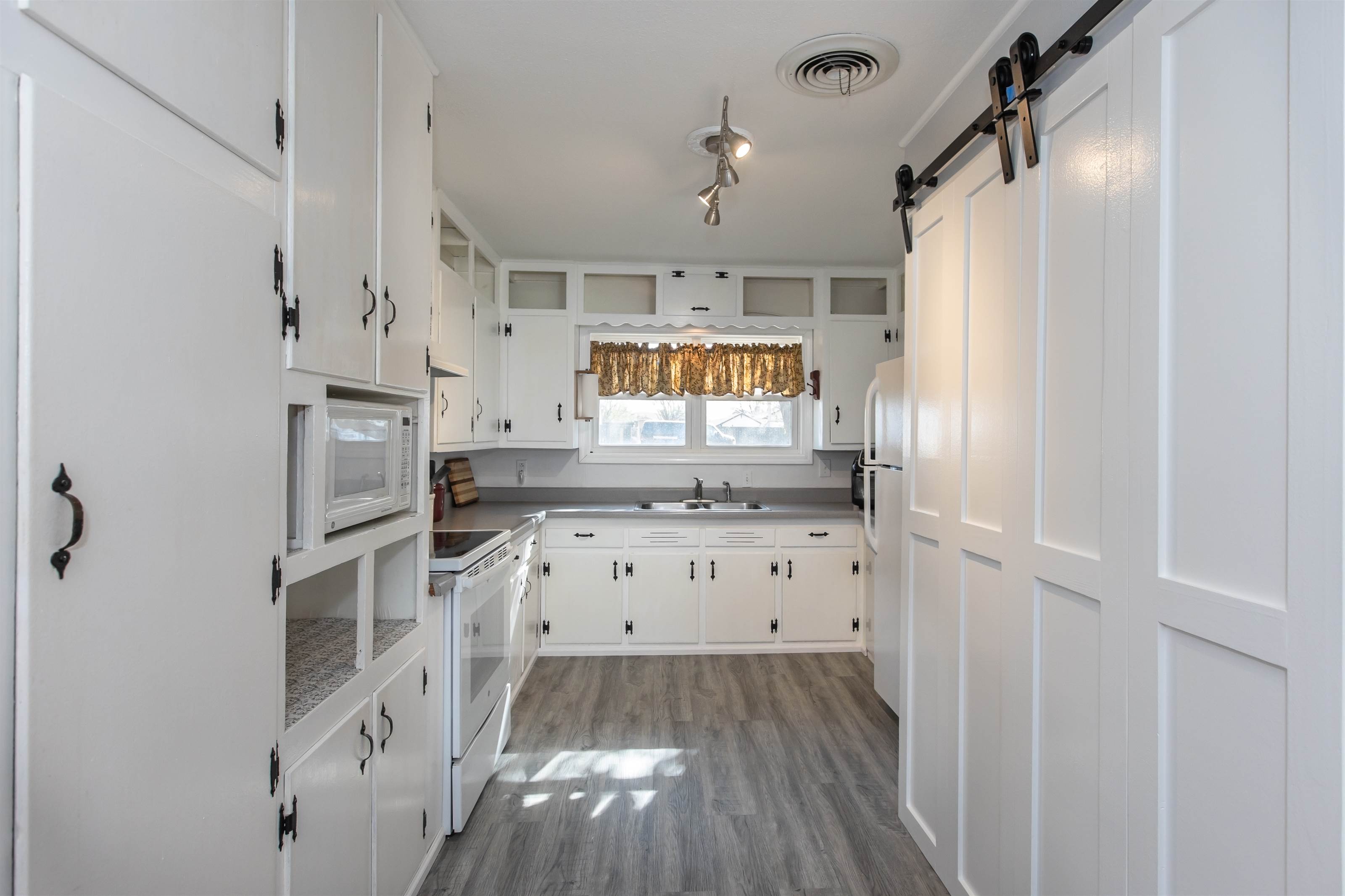 941 N Sullivan St, Ulysses, KS 67880