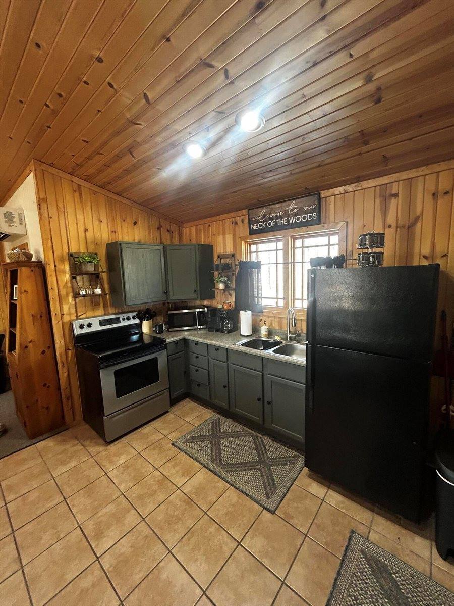 W9527 Mile Rd, Hubbard, WI 54848