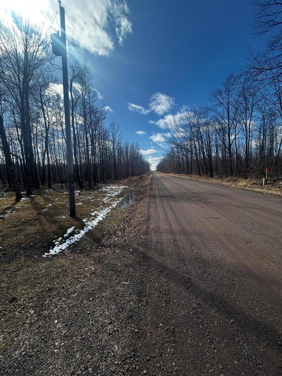 W9527 Mile Rd, Hubbard, WI 54848