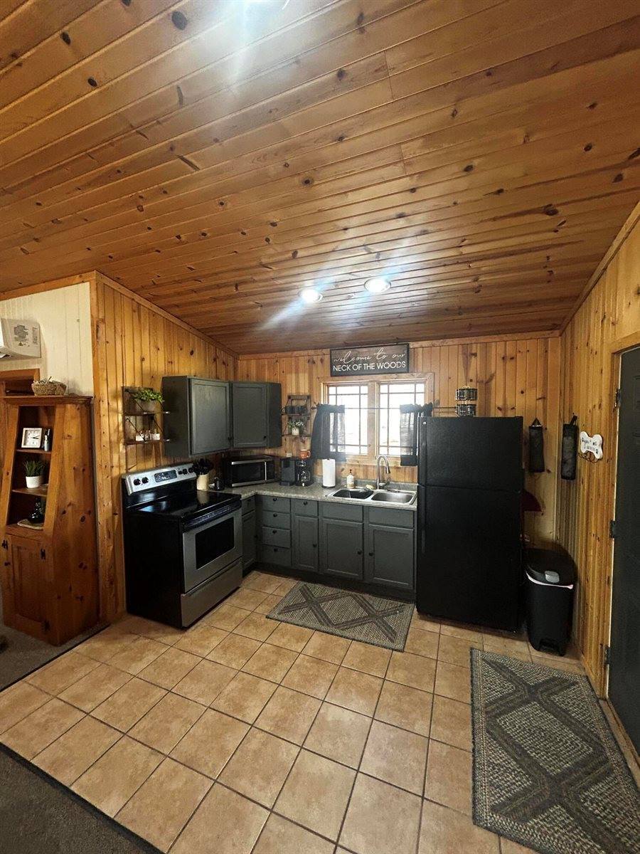 W9527 Mile Rd, Hubbard, WI 54848