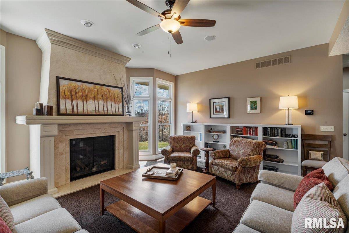 15503 108TH Avenue Place, Davenport, IA 52804