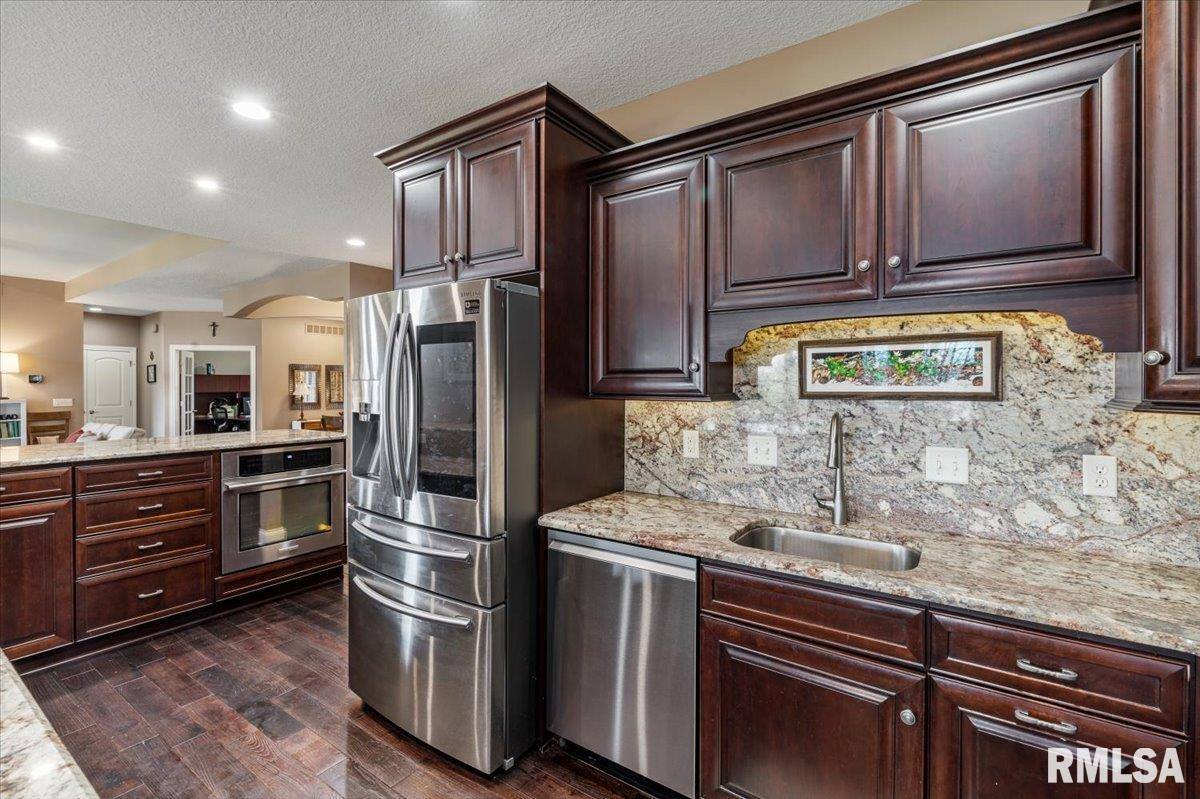 15503 108TH Avenue Place, Davenport, IA 52804
