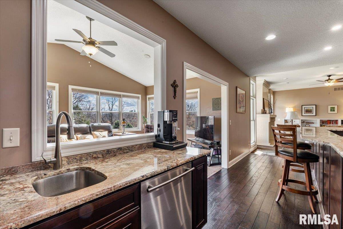 15503 108TH Avenue Place, Davenport, IA 52804