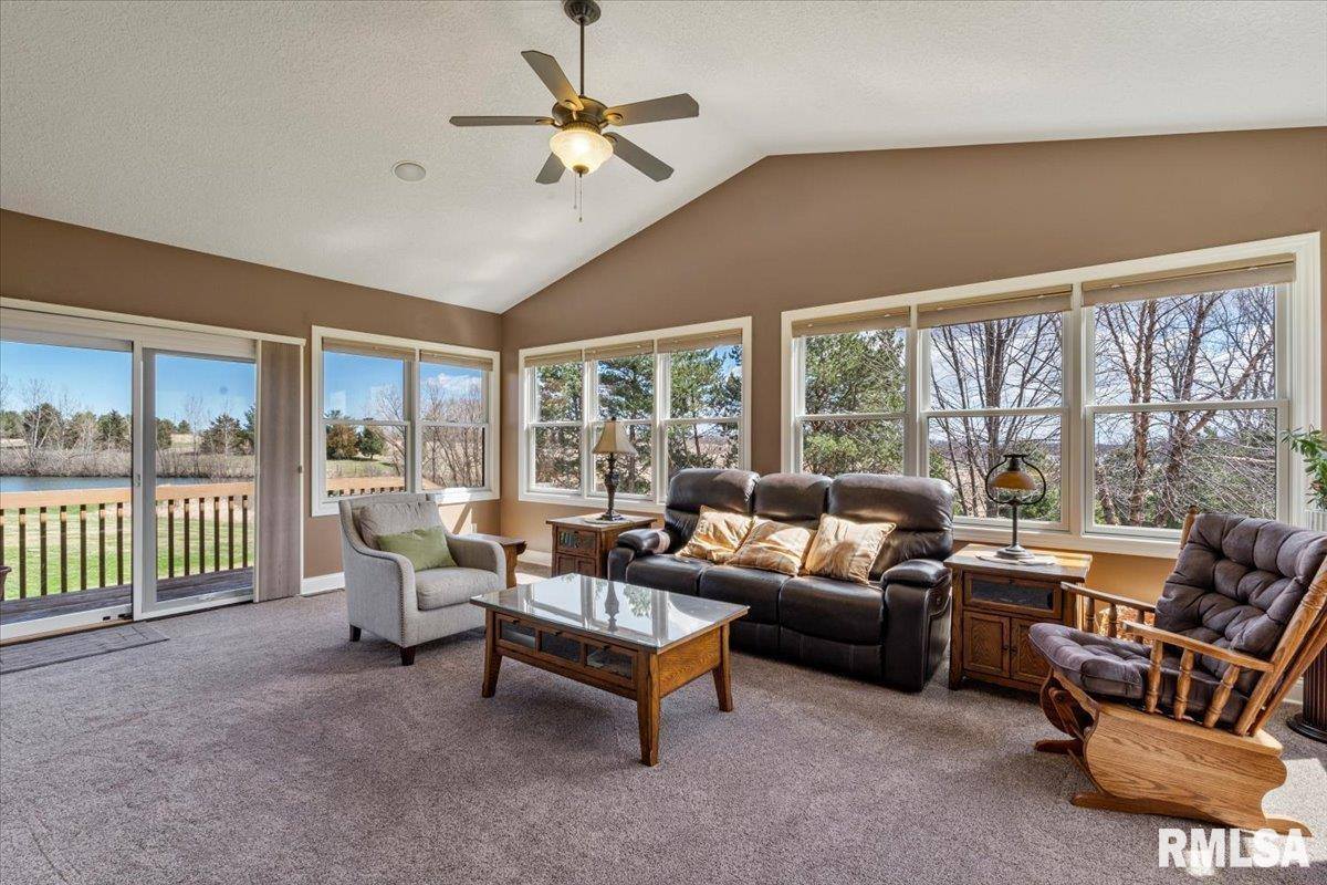 15503 108TH Avenue Place, Davenport, IA 52804
