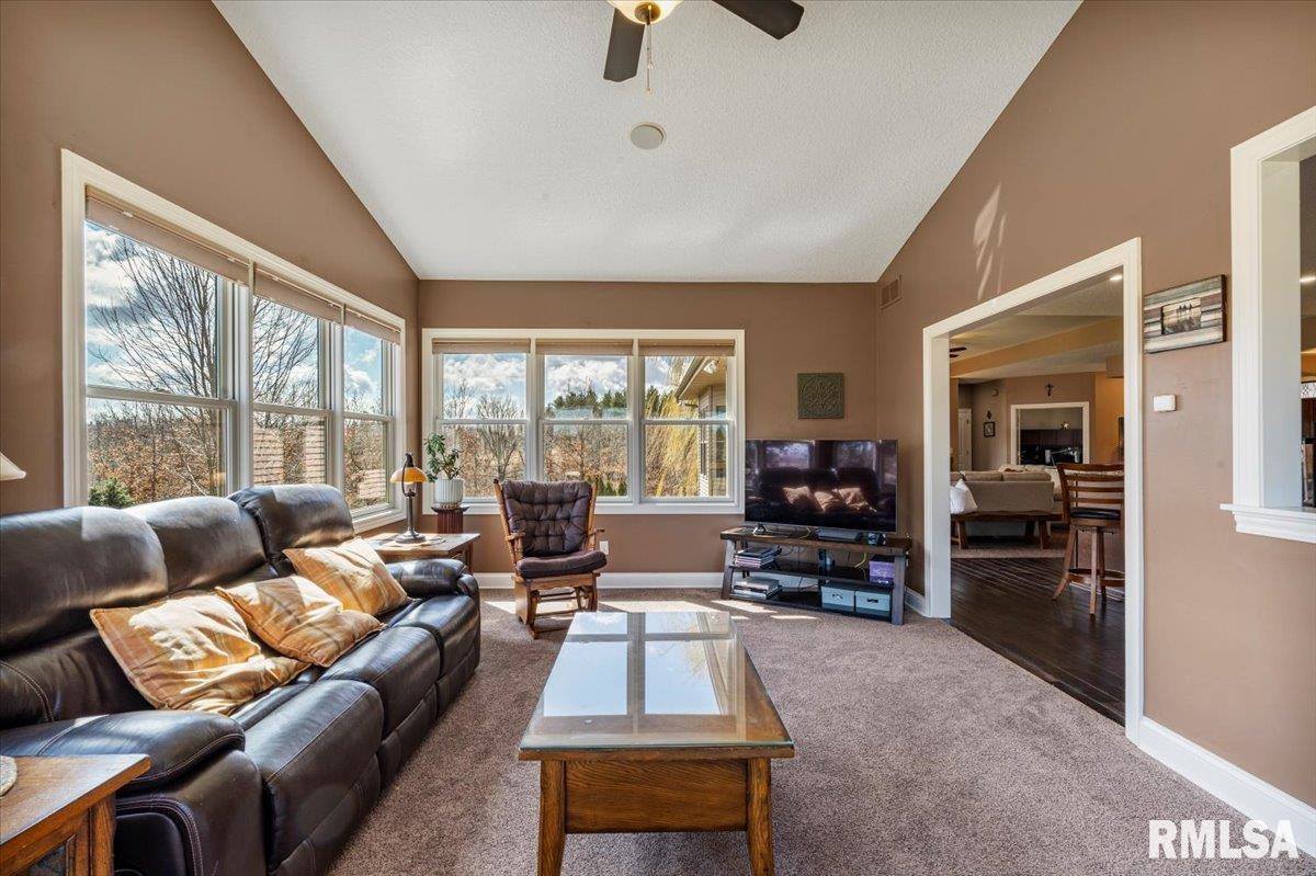 15503 108TH Avenue Place, Davenport, IA 52804