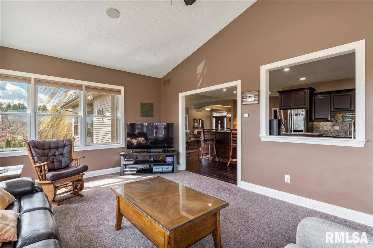 15503 108TH Avenue Place, Davenport, IA 52804