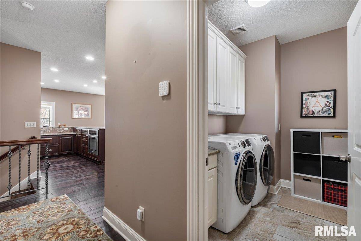 15503 108TH Avenue Place, Davenport, IA 52804