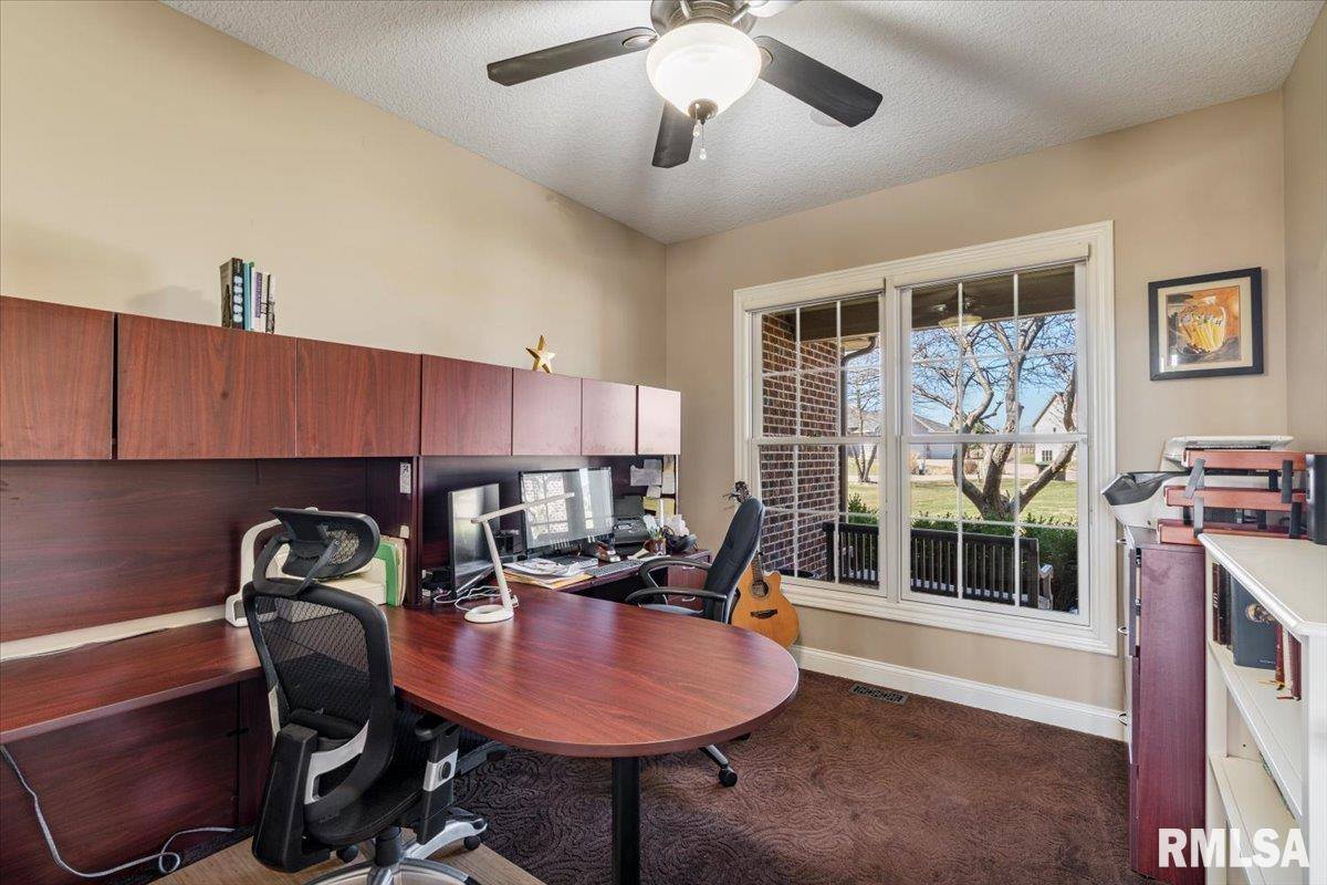 15503 108TH Avenue Place, Davenport, IA 52804