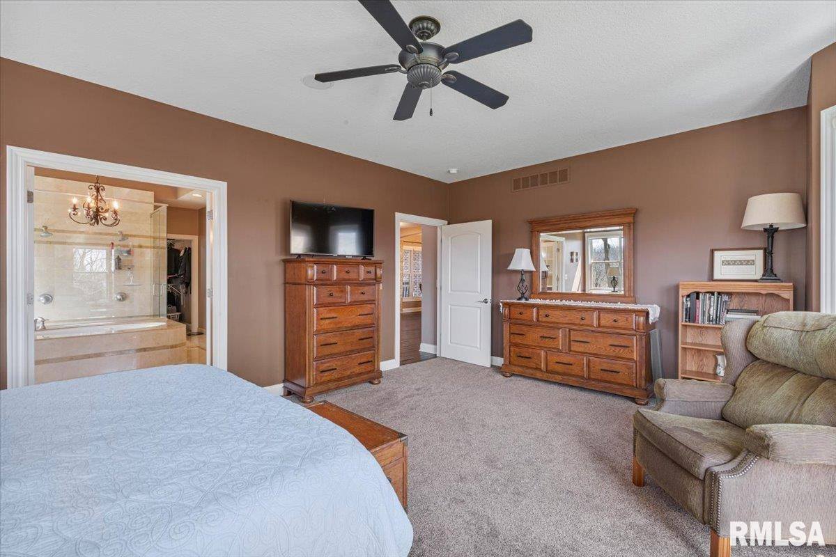 15503 108TH Avenue Place, Davenport, IA 52804