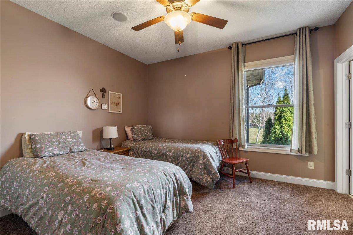 15503 108TH Avenue Place, Davenport, IA 52804