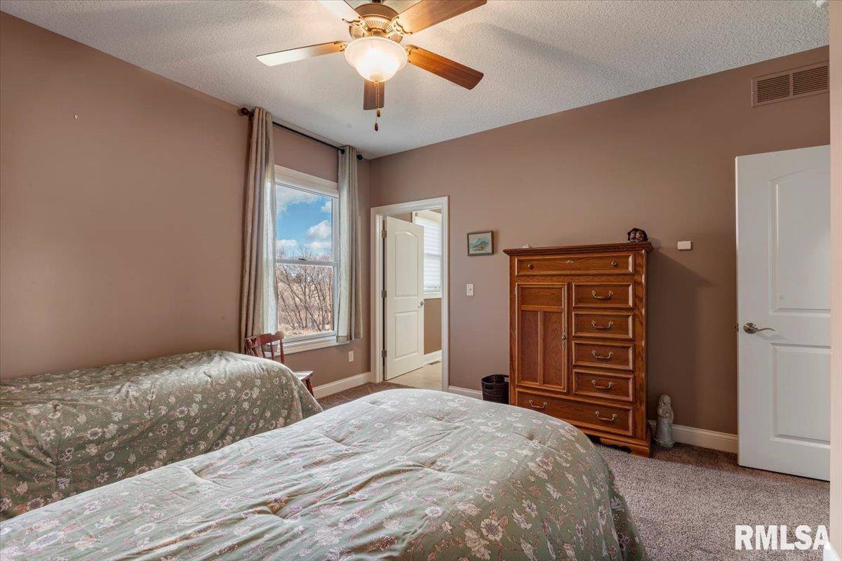 15503 108TH Avenue Place, Davenport, IA 52804