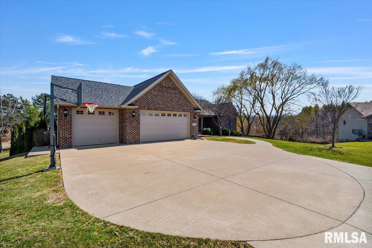 15503 108TH Avenue Place, Davenport, IA 52804