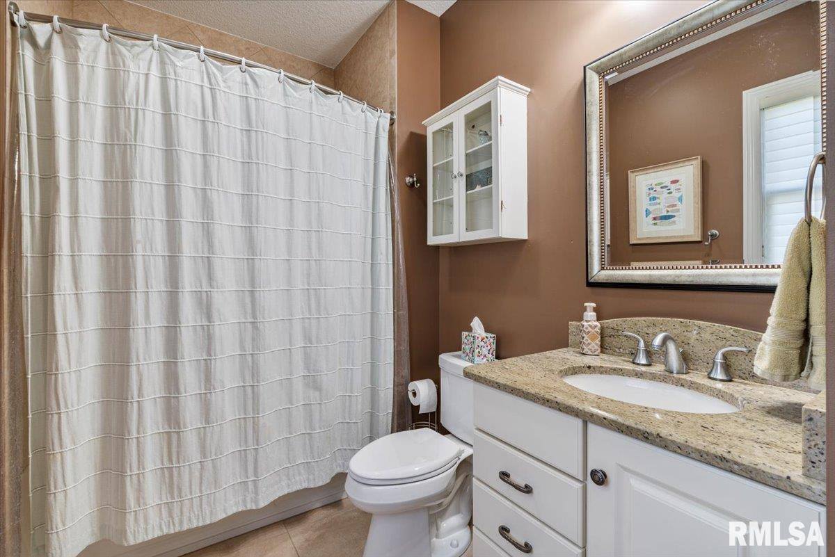 15503 108TH Avenue Place, Davenport, IA 52804