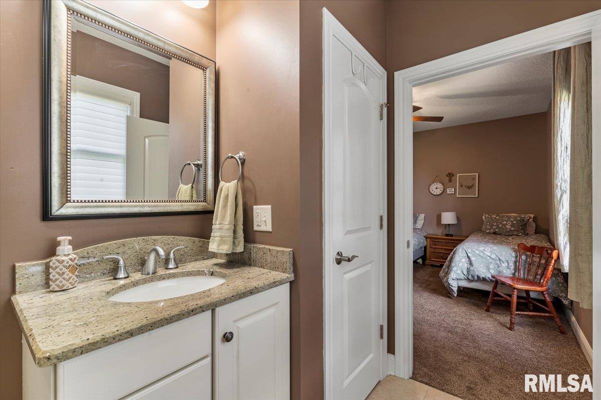 15503 108TH Avenue Place, Davenport, IA 52804