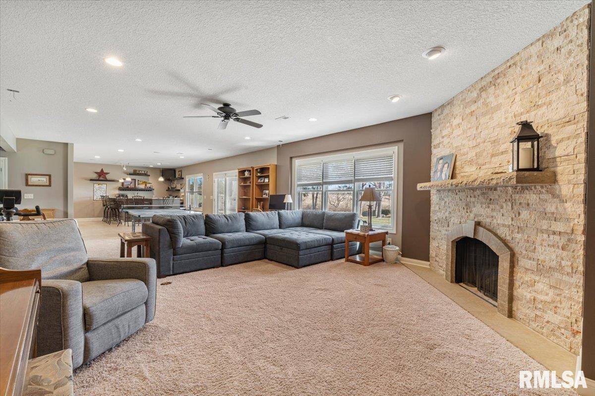 15503 108TH Avenue Place, Davenport, IA 52804