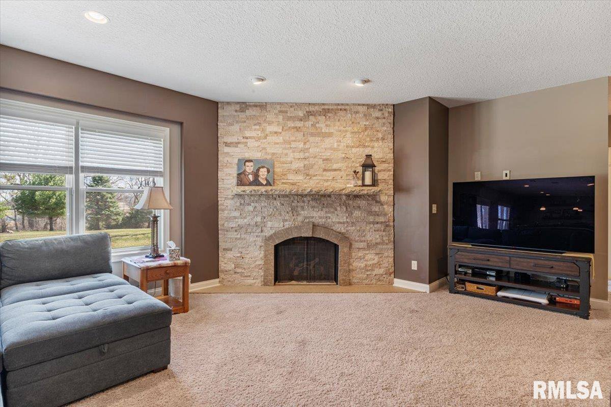 15503 108TH Avenue Place, Davenport, IA 52804