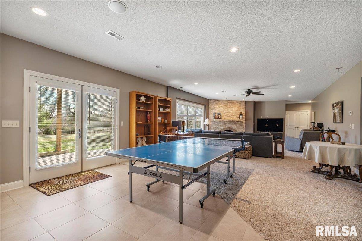 15503 108TH Avenue Place, Davenport, IA 52804