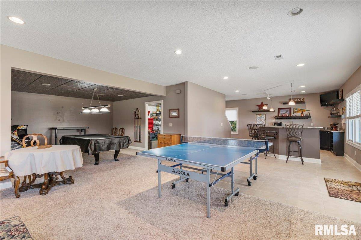 15503 108TH Avenue Place, Davenport, IA 52804