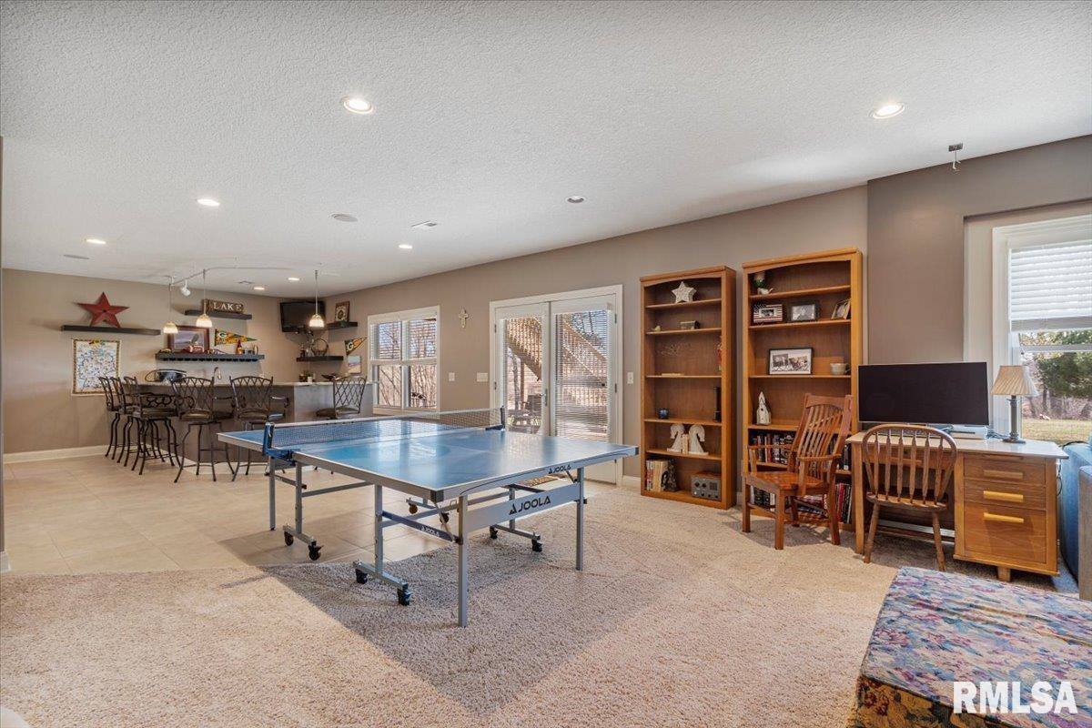 15503 108TH Avenue Place, Davenport, IA 52804