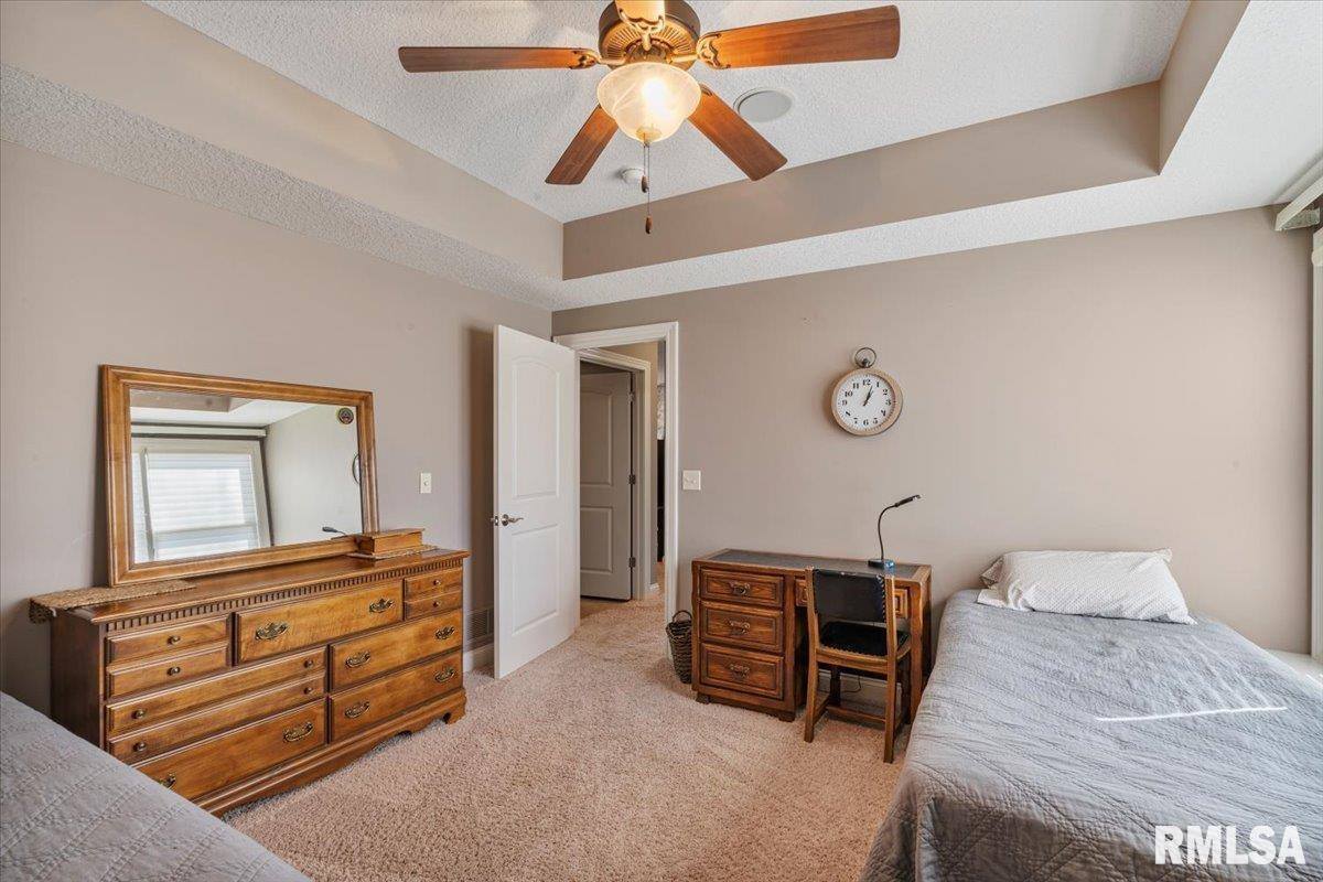 15503 108TH Avenue Place, Davenport, IA 52804