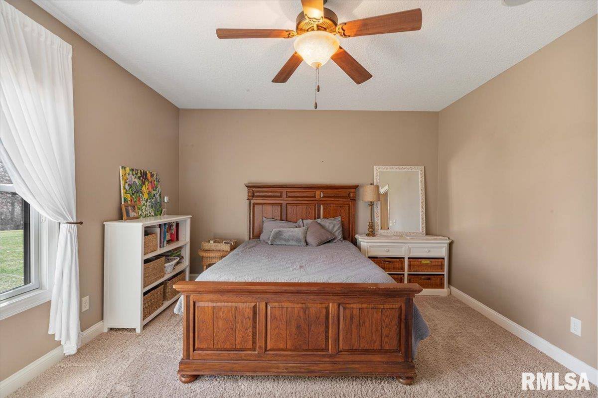 15503 108TH Avenue Place, Davenport, IA 52804