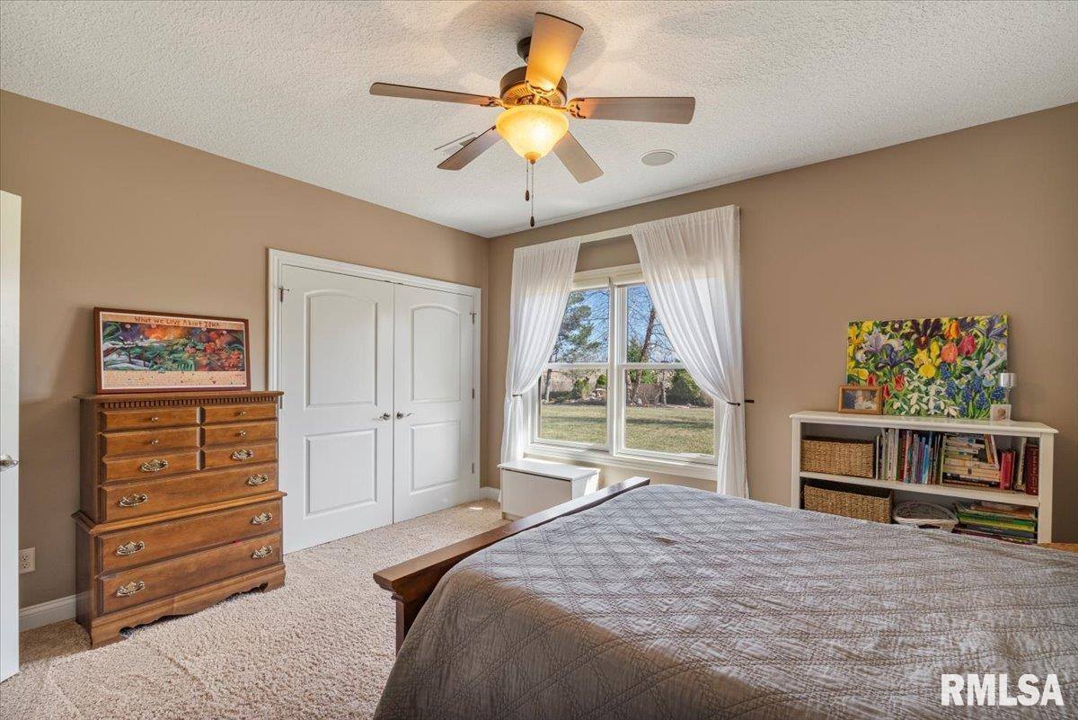 15503 108TH Avenue Place, Davenport, IA 52804