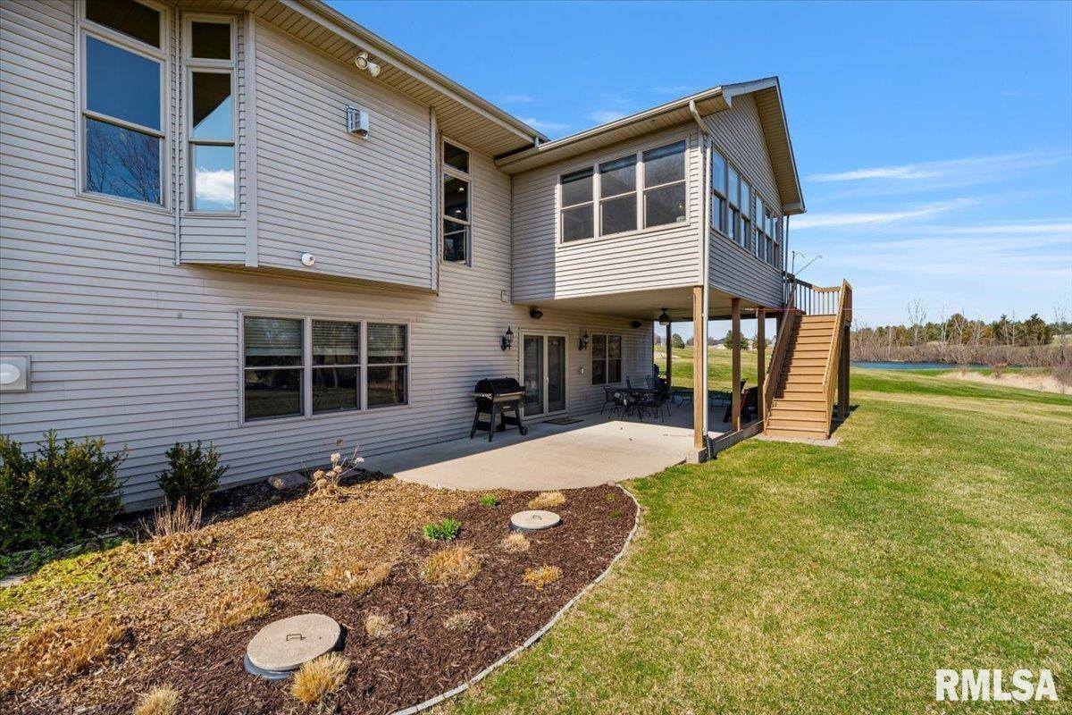 15503 108TH Avenue Place, Davenport, IA 52804